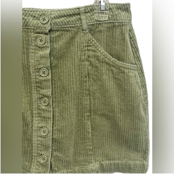 Forever 21 Woman’s 100% Cotton Sage Green Corduroy Mini Skirt w/Buttons-Large - Picture 5 of 11
